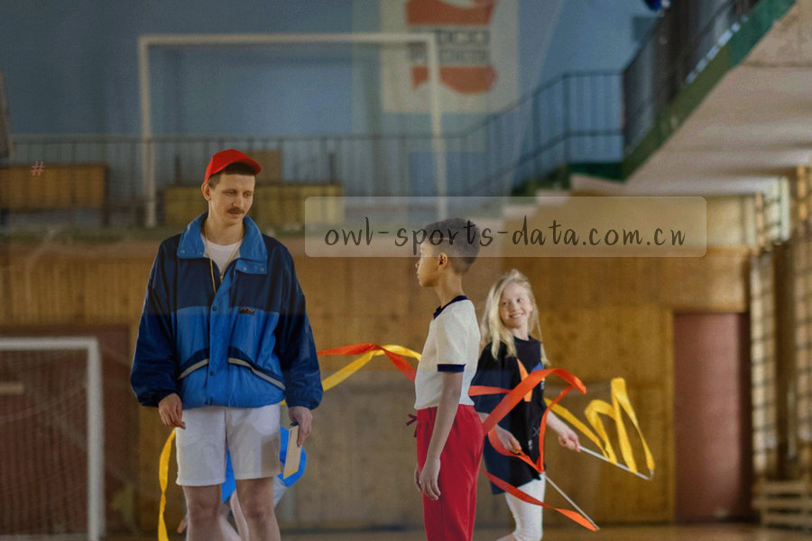 四层直角色块由浅到深依次叠置的抽象示意图，层与层之间用点线分隔